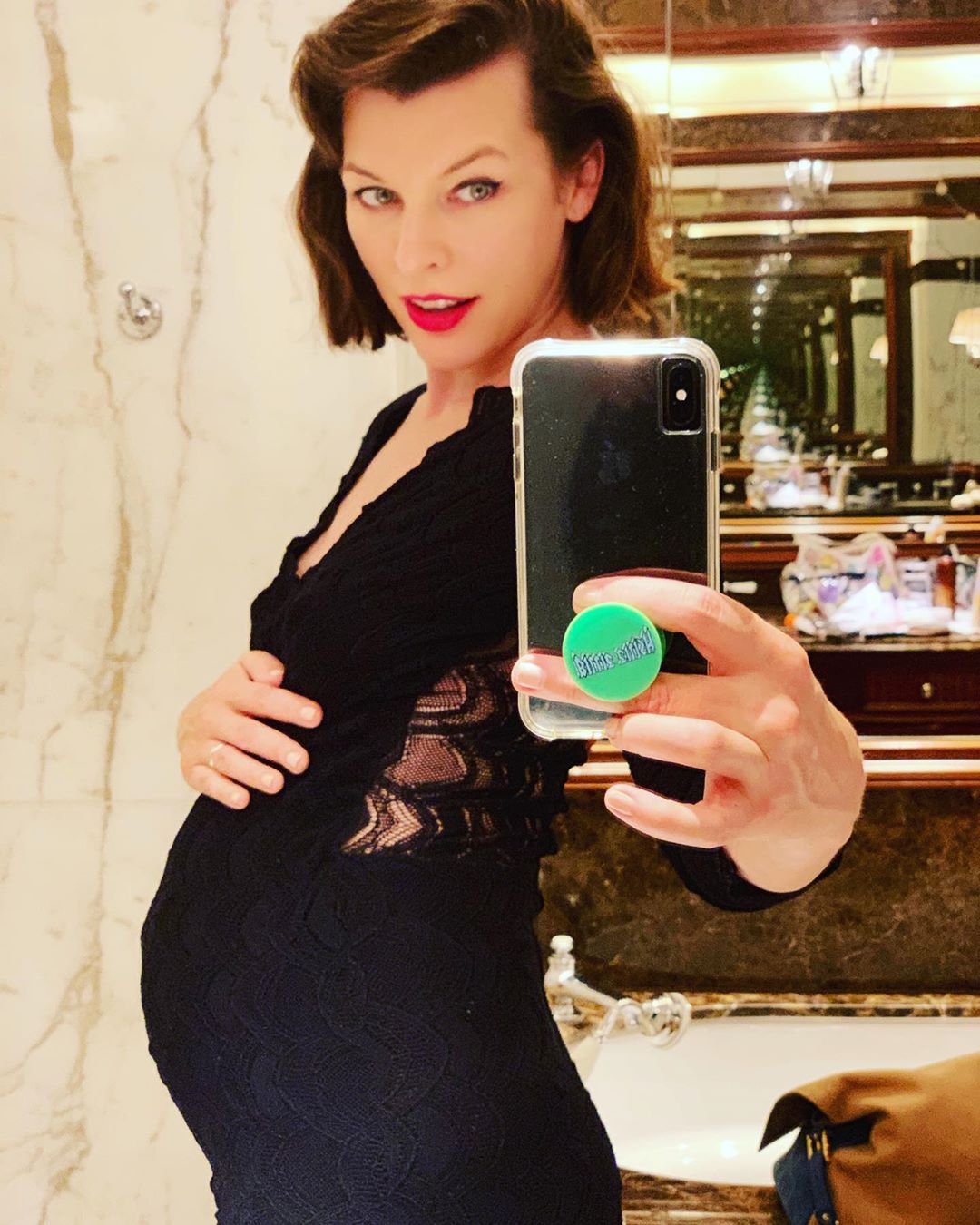 Мила Йовович беременна на 13 недели
